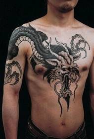 asmeninė vyro krūtinė per peties drakono tatuiruotę