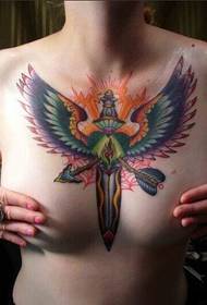 piękna klatka piersiowa pięknie klasyczny wzór tatuażu skrzydła sztyletu