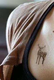 dziewczyny w klatce piersiowej ładny obraz tatuażu jelenia