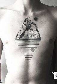 планинска тетоважа на грудима
