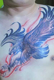 Patrón de tatuaxe de águila con tinta de peito masculina