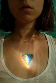 女生颈部彩色钻石个性纹身