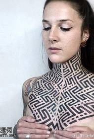 piękna klatka piersiowa czarny szary wzór tatuażu totem