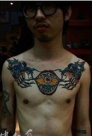 Ang mga batang lalaki gwapo kaayo sa atubangan sa klasiko nga bulak sa pagkamatay sa litrato sa tattoo sa bungo