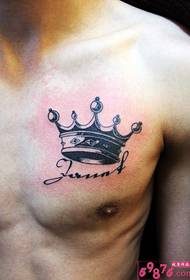 mannen borst kroon Engels tattoo foto's