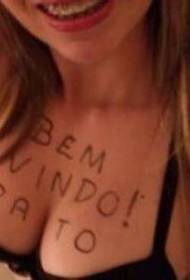 La bellezza europea Vaughan Shake mostra l'immagine del modello del tatuaggio del testo sul petto