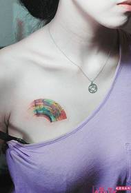 klar regnbåge vacker vacker bröst tatuering bild