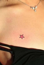 obinrin àyà rọrun ati lẹwa marun-tokasi Star tatuu aworan