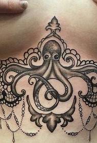 iphethini ye-octopus tattoo yesimo sesifuba