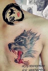 tatuaje de cabeza de lobo en el pecho