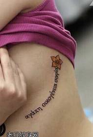 Modello di tatuaggio inglese sexy sul petto