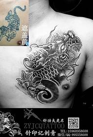 tatuaggio da uomo con drago di pesce sul petto