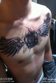 foto tatuaggio ali di corona sul petto