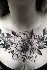 um padrão de tatuagem de flores no peito