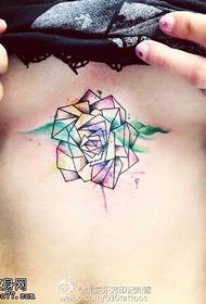 modello di tatuaggio floreale dell'acquerello al petto