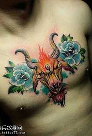 disegno frontale del tatuaggio del petto rosa con testa di pecora fresca