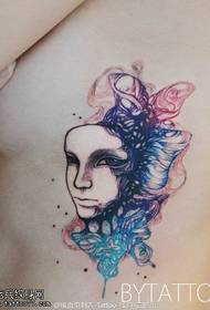 Debajo del cofre patrón de tatuaje de tótem de mujer hermosa