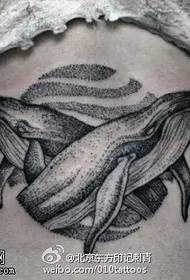 가슴 두 개의 작은 돌고래 문신 패턴
