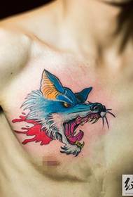 mandlige bryst dominerende ulv hoved tatovering billede