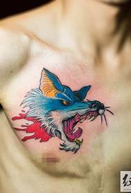 foto di tatuaggio testa di lupo prepotente petto maschile