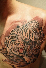 garçons classiques de la poitrine des images de tatouage tigre descendant dominatrice