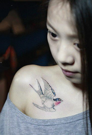piękny połykający tatuaż ślicznej dziewczyny na piersi