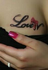 Immagine sexy del tatuaggio del testo di Rose sul petto femminile