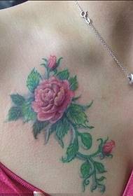 sexy babaye nga dughan aron makita ang rosas nga tattoo