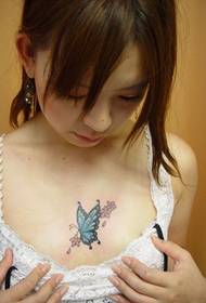 modeli i tatuazhit të fluturës në gjoksin e vajzës bukuroshe