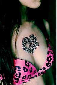 immagine del modello del tatuaggio del tatuaggio di amore del petto