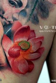 jasne červené krásne tetovanie lotosový vzor