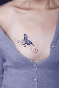 söpö tyttö rinnassa seksikäs väri perhonen tatuointi kuvio kuva