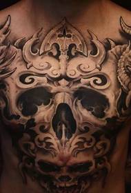 uomo alla moda con un grosso tatuaggio prepotente sul petto