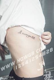 malý znak tetovanie pod hrudníkom