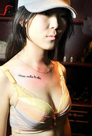 malá krása módní hrudi anglické slovo tetování