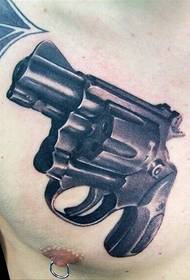 jaudīgs pistoles tetovējuma attēls uz krūtīm