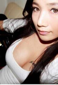 Korėjos seksualioji sesuo didelės apimties krūtinė maža šviežia angliško modelio nuotrauka