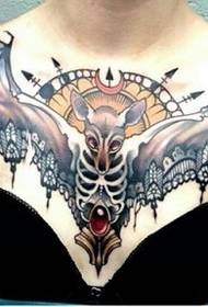 tatuaggio dominatore sexy sul petto
