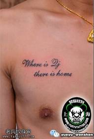 modello classico piccolo tatuaggio inglese sul petto