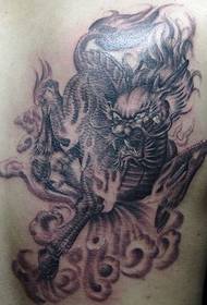 Mann d'Brust dominéierend Eenhorn Tattoo