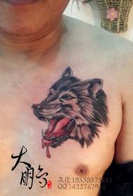 tatuaxe de peito de cabeza de lobo goteante