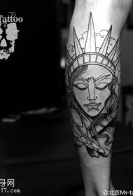 armstikk og dominerende statue av gudinnen tatoveringsmønster