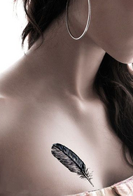 tatuaggio di piuma semplice petto bellezza
