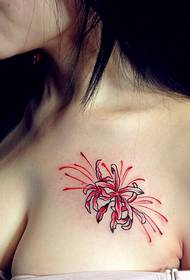 секси сандък от красивата страна на татуировката с цветя