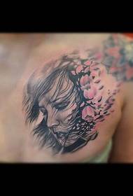 Il tatuaggio rende il tuo petto più sexy e affascinante