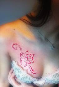 美麗的胸部紅蓮花紋身圖片