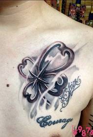 immagine del tatuaggio del trifoglio a quattro foglie con inchiostro sul petto