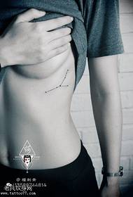 Modello di tatuaggio linea geometrica del torace