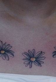 flickor en sträng av blommig personlighet på bröstet Tatueringar med iögonfallande