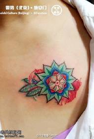 modello tatuaggio fiore colorato